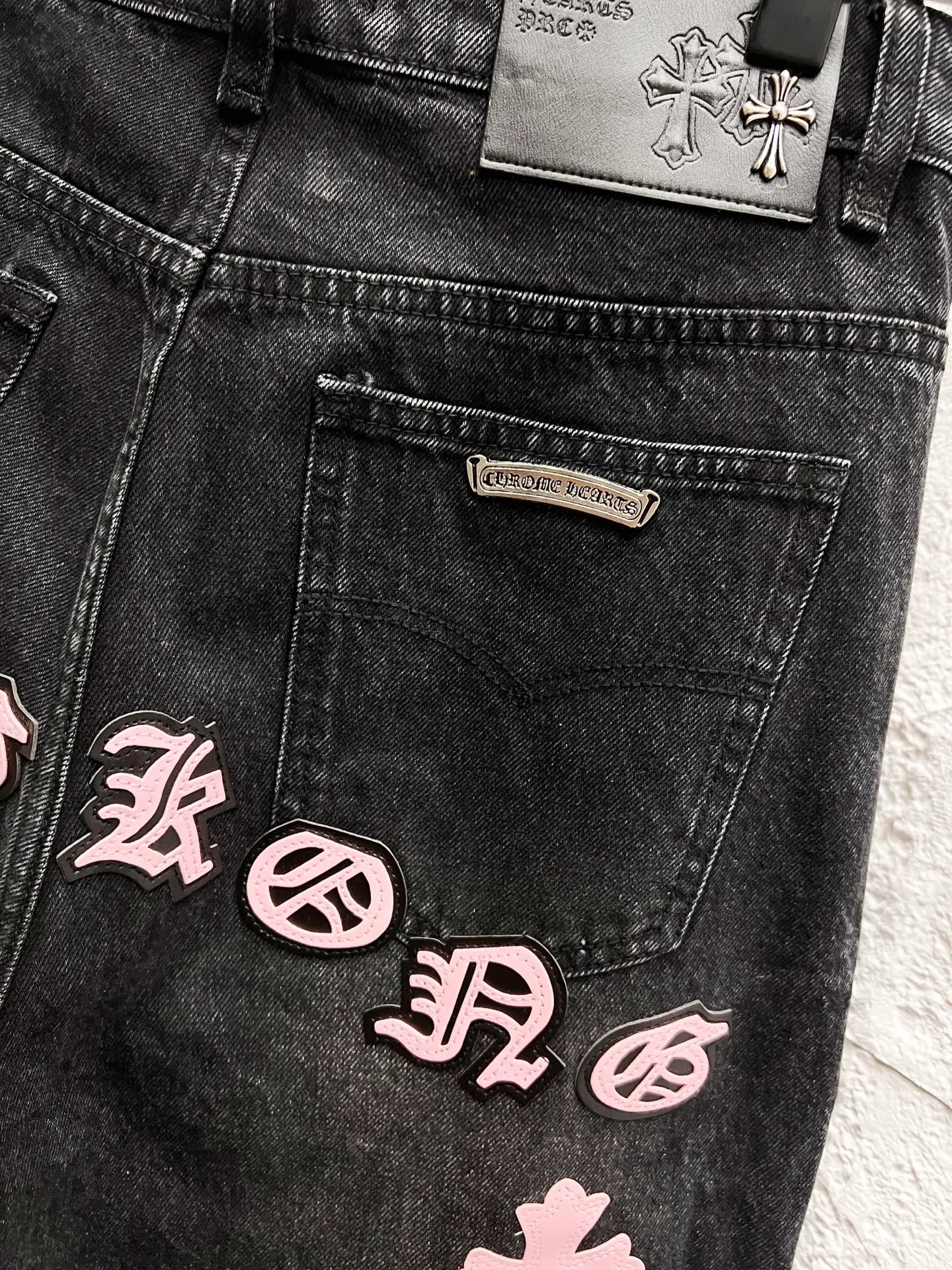 🅿️270 Style No.: H930 Chrome hearts & Chrome hearts 25ss pink and black leather black pants cross patch leather jeans CH Chrome hearts double knee cross patch leather bo1 version logging pants straight working pants B136 Chrome hearts Sanskrit overalls Price 24W level, patch cross flower embellishment, high waist washed jeans! ! Absolutely high-end luxury products, 1.9W level god-level single products, super popular products, made by top heavy industry, not to be missed. About Zangyin, this is an extremely luxurious fashion brand, which can also be called the nobles of the high street. It has always been an exclusive brand of some hipsters or rich second generation. Compared with ordinary high streets, it is more luxurious and noble. Compared with luxury brands, it has a more fashionable personality and has always been a brand that I have a special liking for. Imported yarn is custom-woven into high-density twill canvas, which ensures a crisp silhouette while also making the fabric feel very delicate. It follows the B01 classic silhouette, with a crisp and stylish upper body. The ready-made garments are stone-ground and fermented and washed, so they can be matched with any style. Buttons and brushed zinc are washed with genuine YKK retro metal products. Double-layered canvas on the front. Perfect details. All hardware is perfect. Size: 30-32-34-36 Color: pink and black leather and black pants